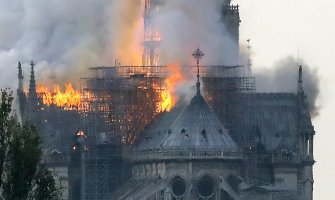 Gori poznata katedrala Notr Dam u Parizu, vatrogasci pokušavaju da ugase požar (VIDEO)