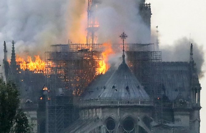 Gori poznata katedrala Notr Dam u Parizu, vatrogasci pokušavaju da ugase požar (VIDEO)