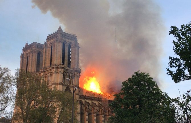 Vatrogasci nisu sigurni hoće li uspjeti da ugase požar u katedrali Notr Dam (FOTO)