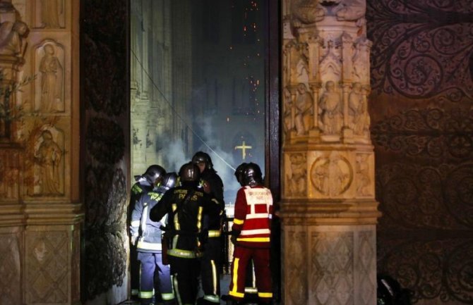 Krst netaknut nakon požara u Notr Damu, vjernici se molili za spas simbola Pariza (FOTO/VIDEO)