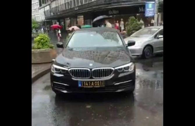 BG: Vozilo crnogorske ambasade blokiralo saobraćaj (VIDEO)