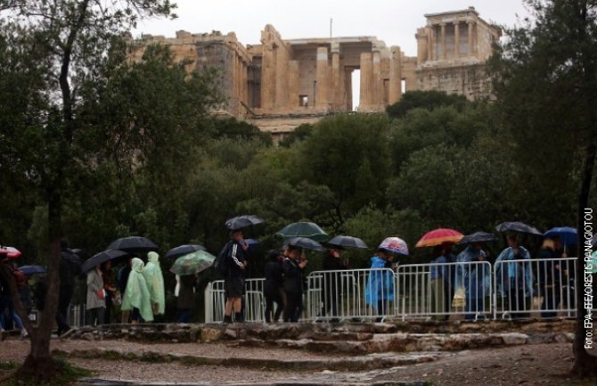 Turistkinja poginula nakon pada sa litice na Akropolju u Atini