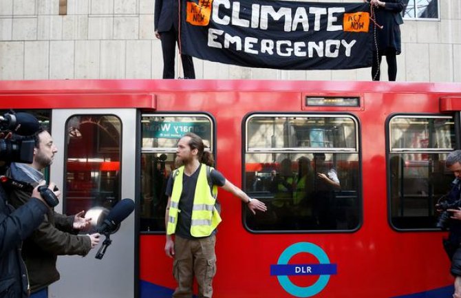 Protesti u Londonu: Demonstrant se zalijepio za voz super lijepkom