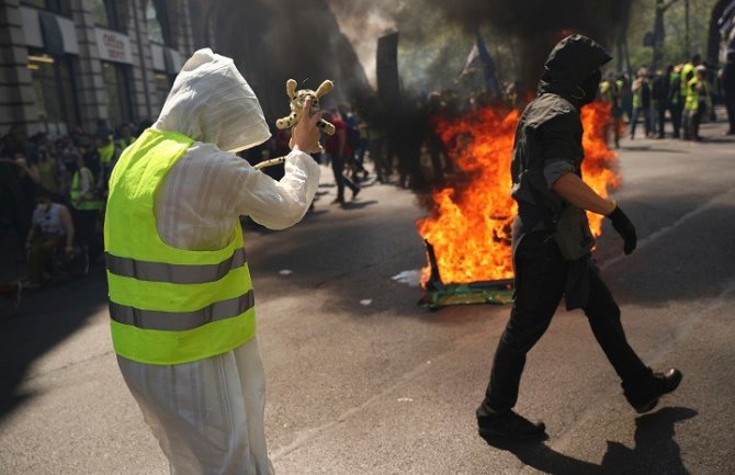 Francuska: Žuti prsluci pale, policija baca suzavac