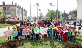 Na Cetinju obilježen Dan planete Zemlje: Djeca sadila lipe sa gradonačelnikom