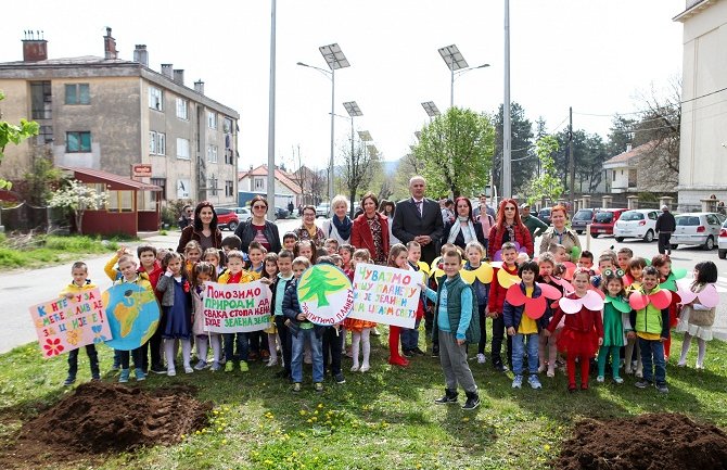 Na Cetinju obilježen Dan planete Zemlje: Djeca sadila lipe sa gradonačelnikom