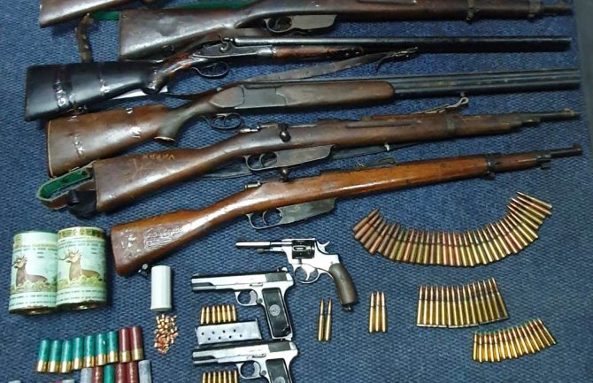 Žabljak: Oduzeto osam pušaka, 4 pištolja, revolver, 117 komada municije, barut