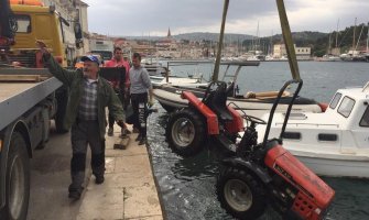 Nezgodom otvorena sezona kupanja: Vozio traktor i završio u moru