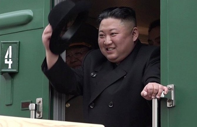 Tjelohranitelji Kim Džong Una glancali vrata voza u pokretu kroz koja je izašao njihov predsjednik (VIDEO)
