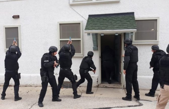 CG policajci i akademci na obuci u Milvokiju za pretrese, upade u prostorije, uklanjanje eksplozivnih sredstava...