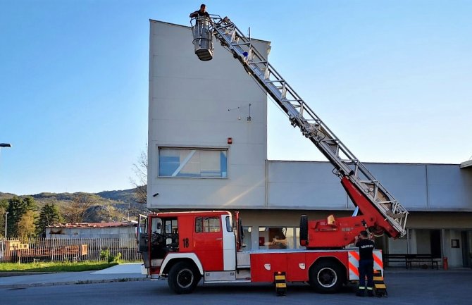 CT: Služba zaštite i spašavanja dobila vatrogasno vozilo sa impoznantnim mogućnostima gašenja požara i evakuacije lica