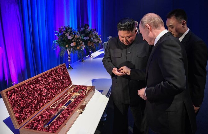 Razmjena poklona: Kim, Putin i mačevi (VIDEO)