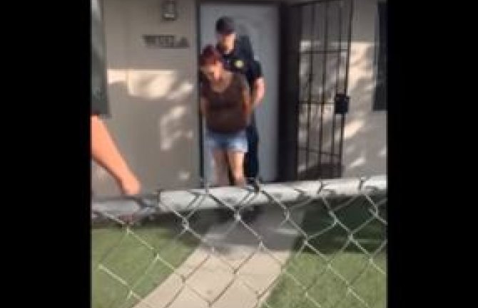 Kamere snimile ženu kako baca kesu u kontejner: Kad su vidjeli šta je uradila odmah su je uhapsili (VIDEO)