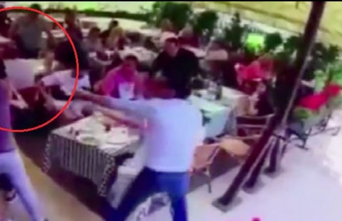 Incident u restoranu: Potegao pištolj na muškarca sa djetetom (VIDEO)