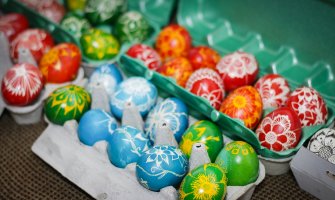 79-godišnji Dušan voskom ukrašava vaskršnja jaja: Šareno jaje ljepši poklon od bombonjere (FOTO/VIDEO)