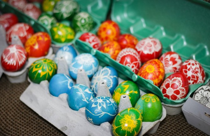 79-godišnji Dušan voskom ukrašava vaskršnja jaja: Šareno jaje ljepši poklon od bombonjere (FOTO/VIDEO)
