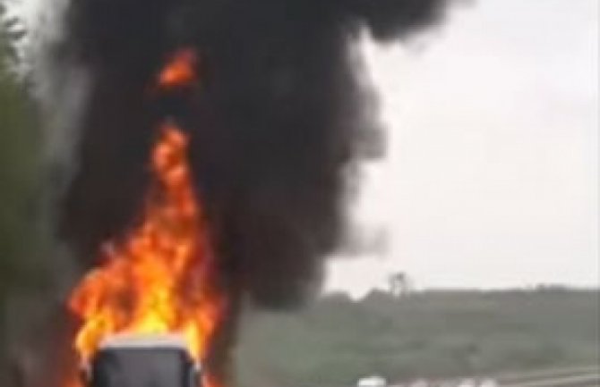 Na autoputu Beograd - Niš autobus u plamenu (VIDEO)