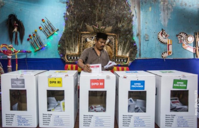  Indonezija: Tokom izbora i brojanja listića umrlo 367 radnika i policajaca