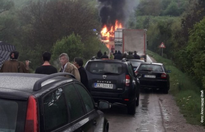 Težak sudar u Srbiji: Autobus izgorio, poginulo 5 osoba, nekoliko povrijeđenih(VIDEO)