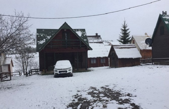 Zima još nije završila svoj posao: Na Žabljaku pao snijeg (FOTO)