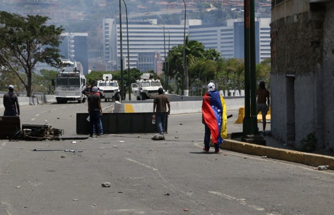  Najmanje 69 povrijeđenih u sukobima u Karakasu