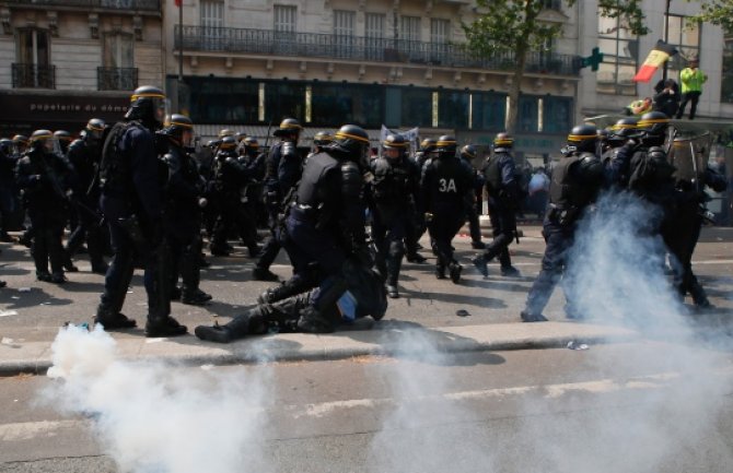 Hiljade građana na ulicama Pariza: Policija suzavcima razbija prvomajske demonstracije