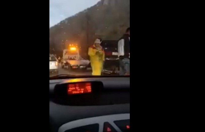 Prevrnulo se vozilo na magistralnom putu Mojkovac-Kolašin (VIDEO)