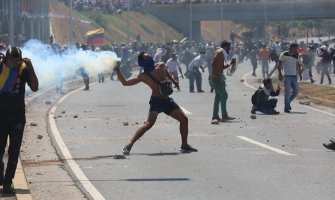 Nastavlja se haos u Venecueli: Prva žrtva protesta (VIDEO)