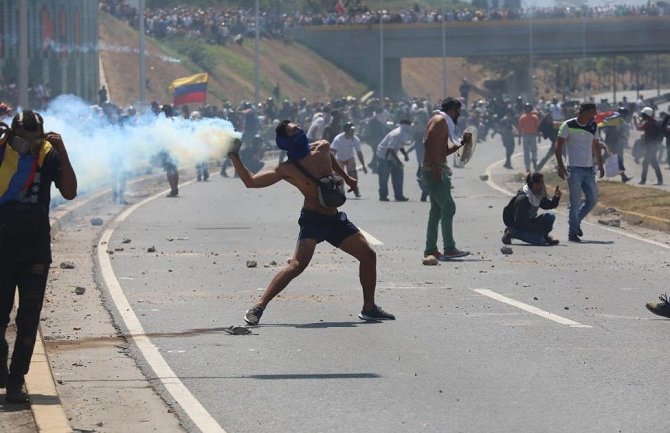 Nastavlja se haos u Venecueli: Prva žrtva protesta (VIDEO)