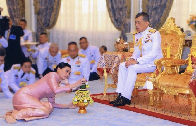 Kralj Tajlanda oženio bivšu tjelohraniteljku (FOTO)