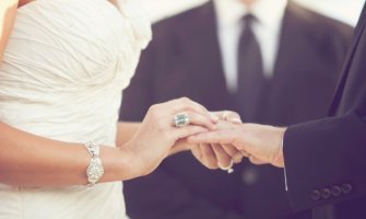 Mlada na vjenčanju izabrala djevojačko prezime pa je svatovi napali