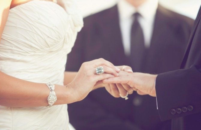 Mlada na vjenčanju izabrala djevojačko prezime pa je svatovi napali
