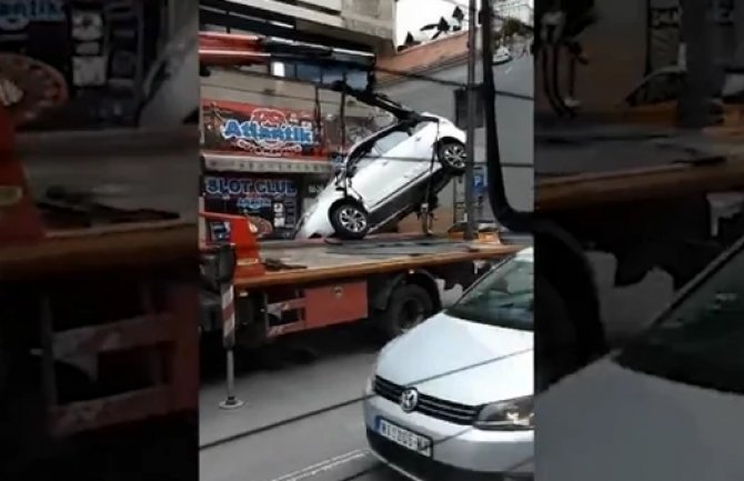 Pauk pokušao da podigne automobil pa došlo do nezgode (VIDEO)