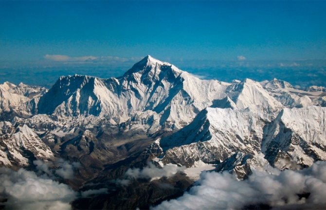 Počelo čišćenje Mont Everesta: Posle otopljavanja snijega kao deponija
