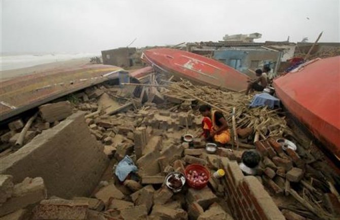 U Indiji poslije ciklona Fani stotine ljudi ostalo bez domova, najmanje 33 osobe stradale
