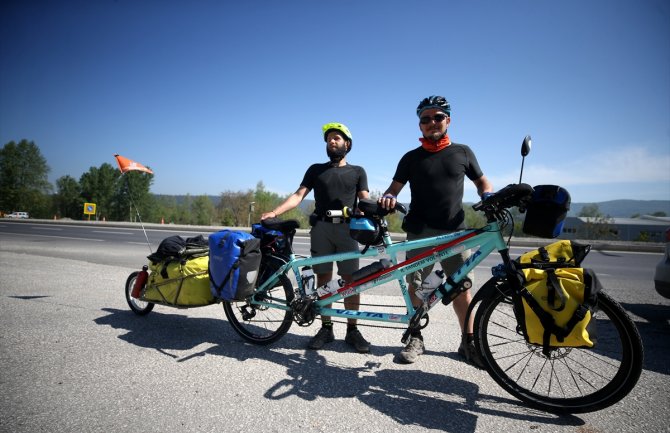 Putuju biciklom iz Rima do Pekinga kako bi ukazali na život osoba s invaliditetom(FOTO)