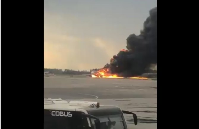Moskva: Avion sa putnicima u plamenu sletio,poginulo 13 osoba, među njima i djeca(VIDEO)