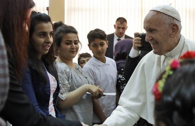 Papa Franjo u posjeti izbjegličkom centru Bugarske