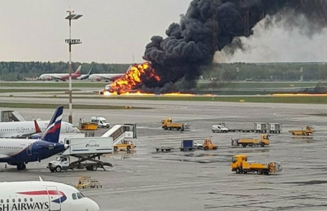 Avionska nesreća u Rusiji: Putnici gledali kako gori krilo, istražitelji ispituju više verzija (VIDEO)