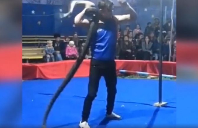 Nesreća u cirkusu: Zmija zadavila mladića tokom predstave (VIDEO)