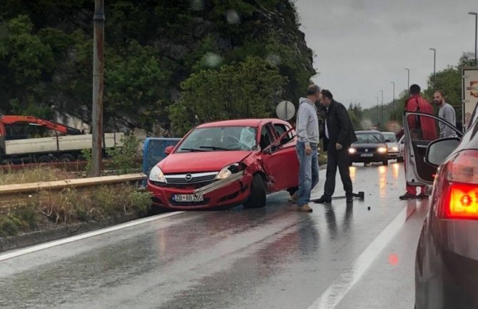 Saobraćajna nesreća na ulazu Nikšića: Sudar automobila i kamiona