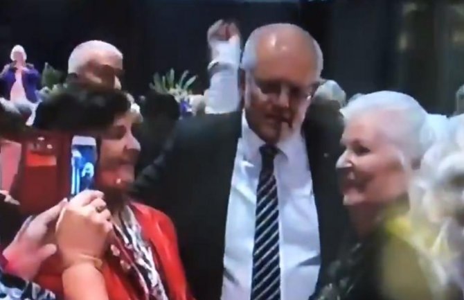 Australija: Žena premijera gađali jajetom (VIDEO)
