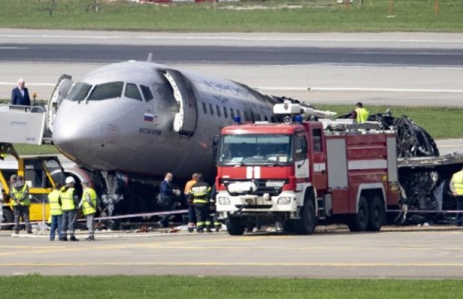 Moskva: Spaljeni avion evakuisan, aerodrom ponovo radi 