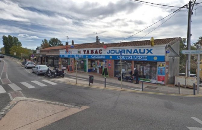 Francuska: Naoružani muškarac drži taoce u prodavnici