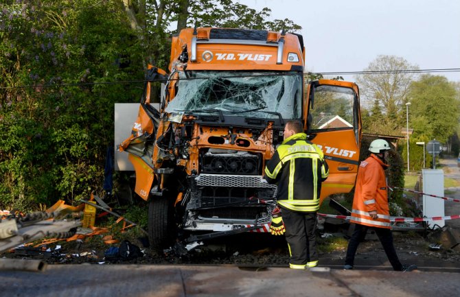 Sudar voza i kamiona na sjeveru Njemačke: 20 ljudi povrijeđeno 