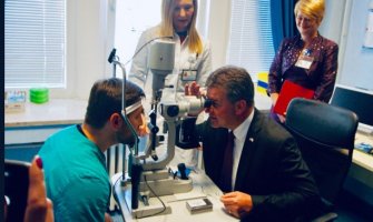 Naš Janošik: Lajčak donirao biomikroskop Klinici za očne bolesti