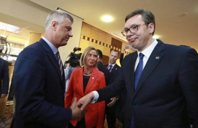 Mediji:  Hladno rukovanje Vučića i Tačija u Tirani
