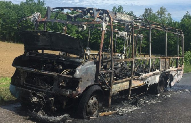 RS: Minibus potpuno izgorio, brzom reakcijom vozača spriječena tragedija (VIDEO)