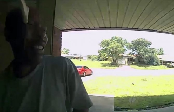 Pozvonio prijatelju na vrata, dočekala ga zmija i ugrizla ga za lice (VIDEO)