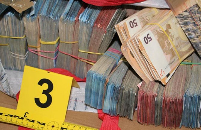 Slovenija: Policija u kombiju pronašla milion i po eura